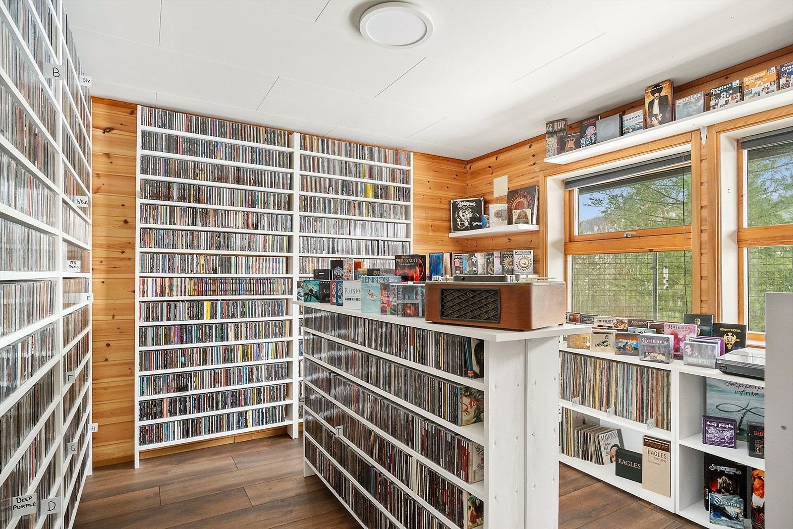 I sokkeletasjen finnes to romslige soverom. Dette soverommet er i dag i bruk som et kult hobbyrom. Galleribilde