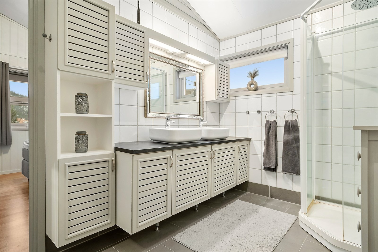 Boligen er utstyrt med to bad. Dette badet har adkomst fra hallen i hovedplan og tar deg videre til hovedsoverommet i etasjen. Galleribilde