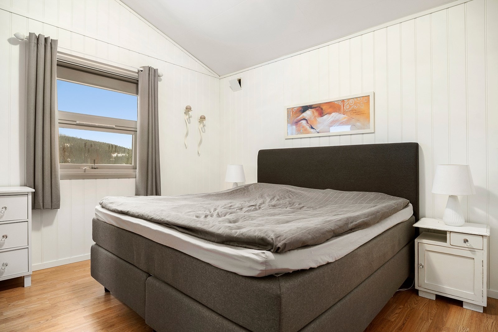 Hovedsoverommet er lyst og trivelig. Rommet har god takhøyde og en utgang til balkong. Galleribilde