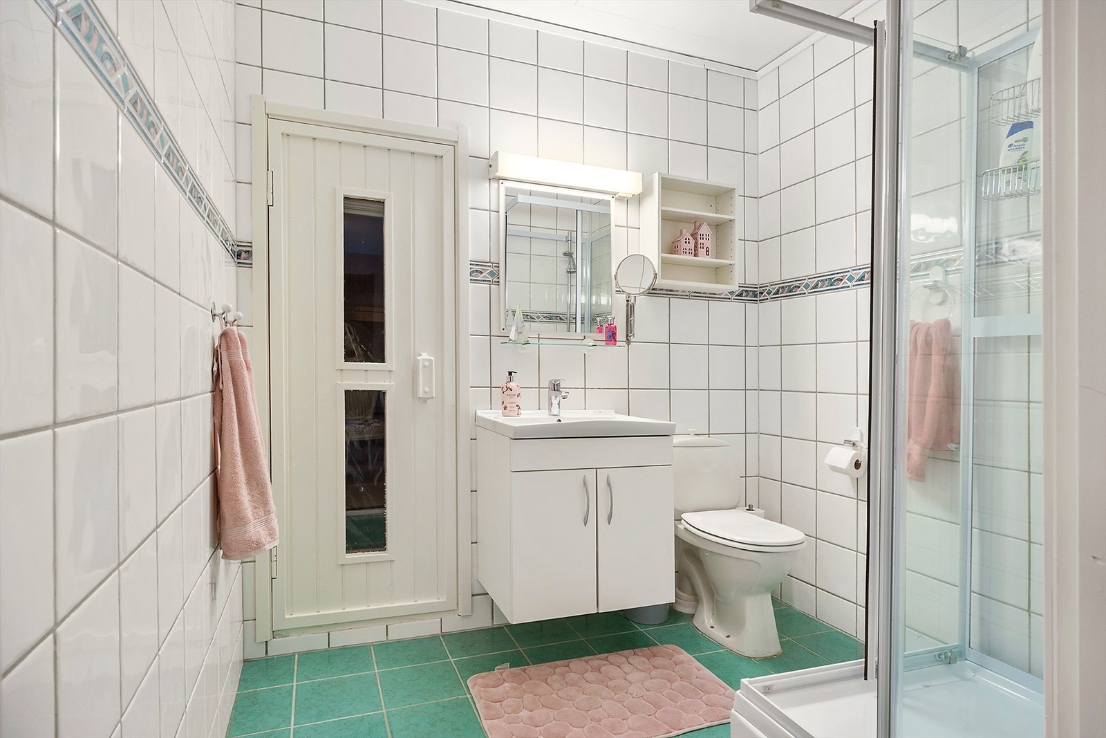 Sokkeletasjens bad er av eldre dato og er utstyrt med innredning, gulvmontert toalett og dusjkabinett. Fra badet har du adkomst til en badstue. Denne har ikke vært i bruk av dagens eiere. Galleribilde