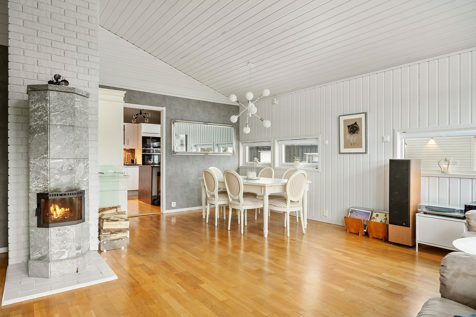 Stuen er lys og innbydende. Rommet er utstyrt med en flott kleberstienspeis som er meget god å ha på kalde vinterdager. Galleribilde