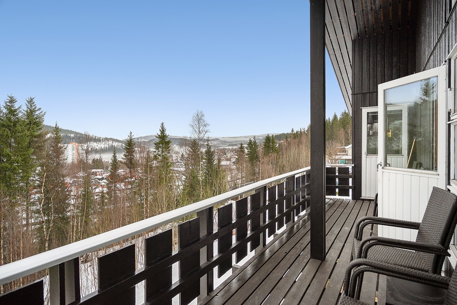 Fra stuen og fra hovedsoverommet har du adkomst til en balkong som lar deg nyte ettermiddagssolen og utsikten i retning mot Selfors. Galleribilde