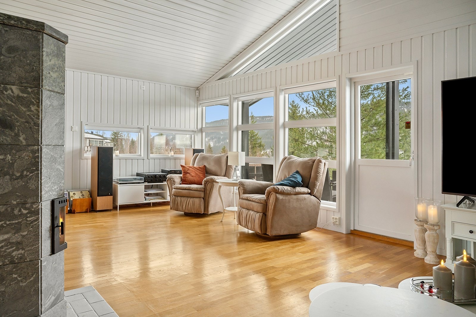 Store vindusflater og god takhøyde skaper en behagelig rom-følelse. Galleribilde