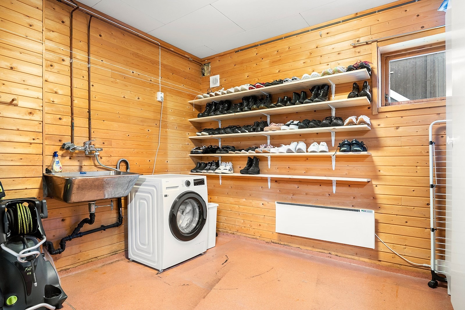 Vaskerommet er av eldre dato, men innehar de funksjoner man trenger. Her nevnes opplegg for vaskemaskin, utslagsvask og sluk i rommet. Boligen er utstyrt med nyere VVB som er plassert her. Galleribilde