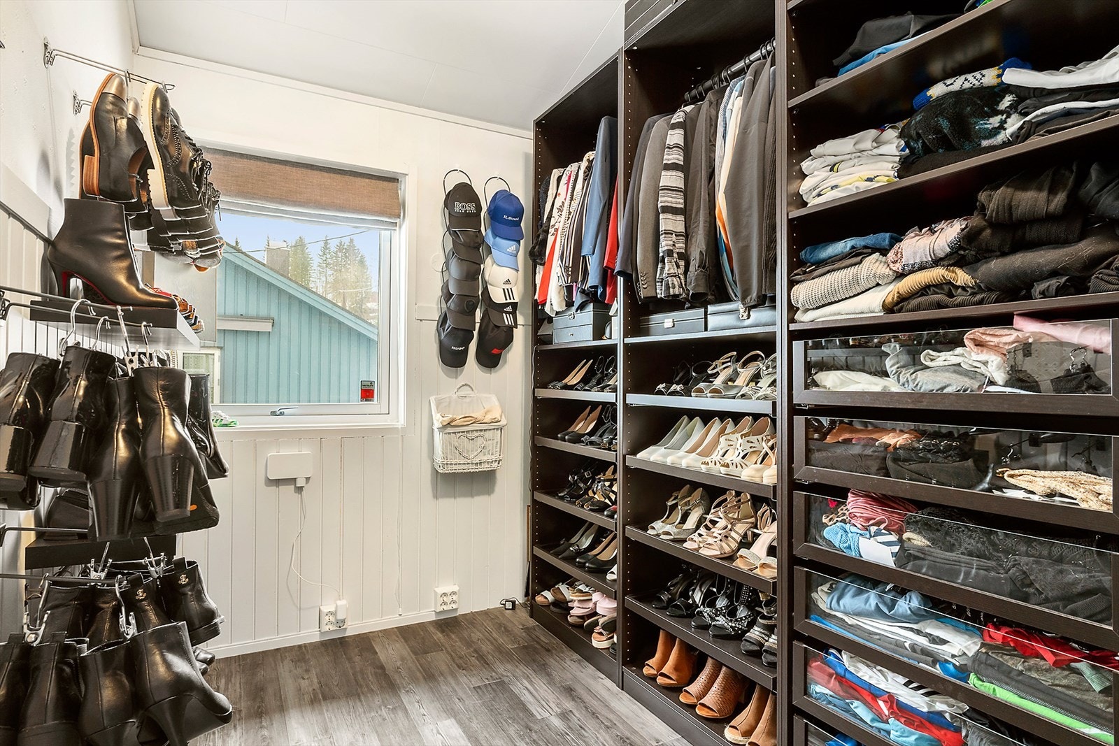 Dette soverommet er i følge byggegodkjente tegninger et vaskerom. I dag er rommet innredet og tatt i bruk som et klesrom/bod. Garderobeløsningen medfølger i handelen. Galleribilde