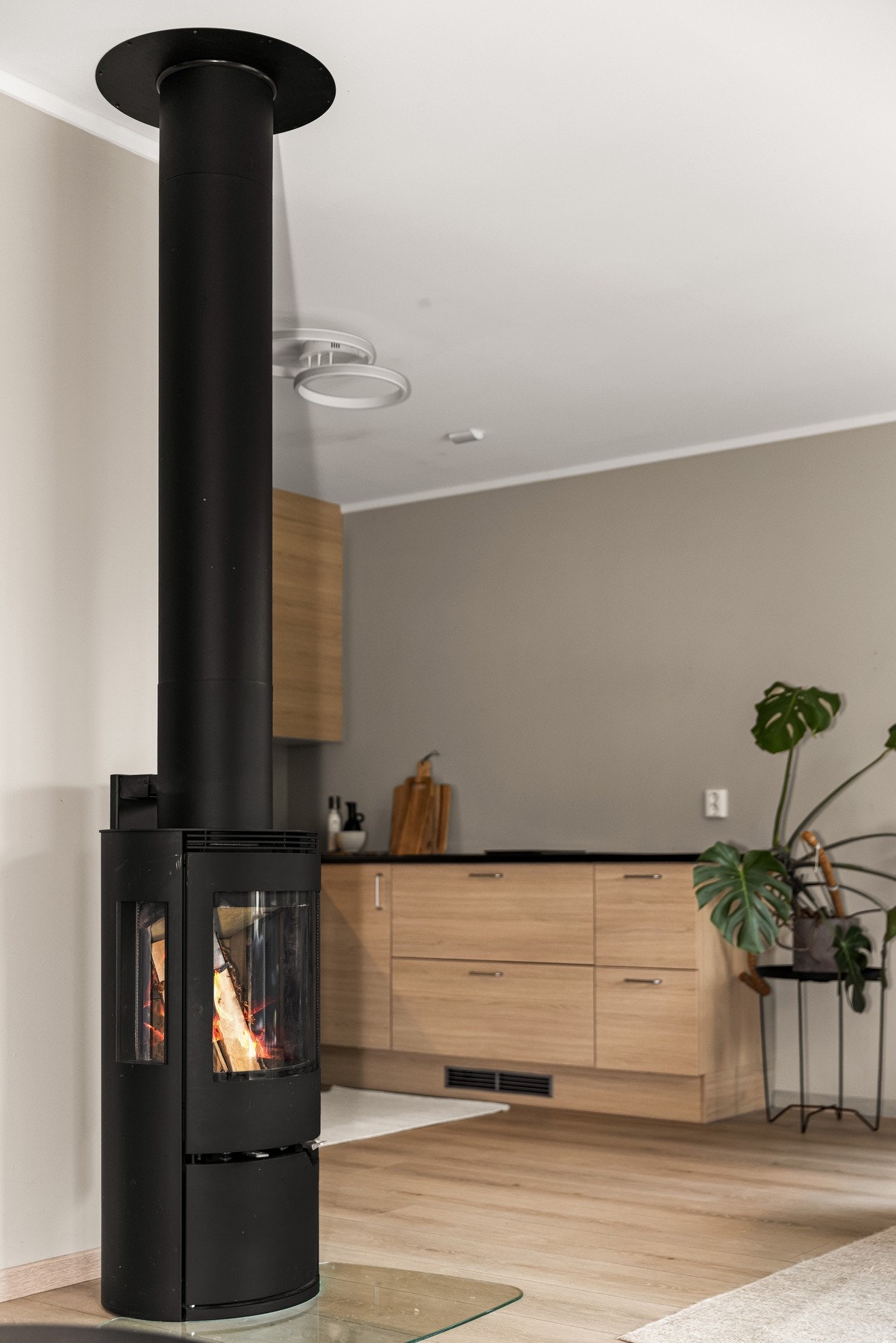 En vedovn i stuen gir både effektiv oppvarming og en lun atmosfære - Perfekt for kalde høst- og vinterkvelder. Galleribilde