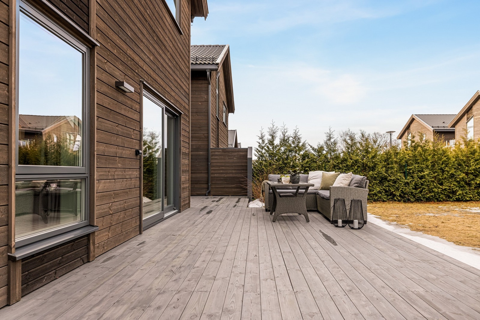 Den romslige og innbydende markterrassen gir boligen et ekstra oppholdsrom i sommerhalvåret - Ideell for både avslapning og sosiale stunder. Galleribilde