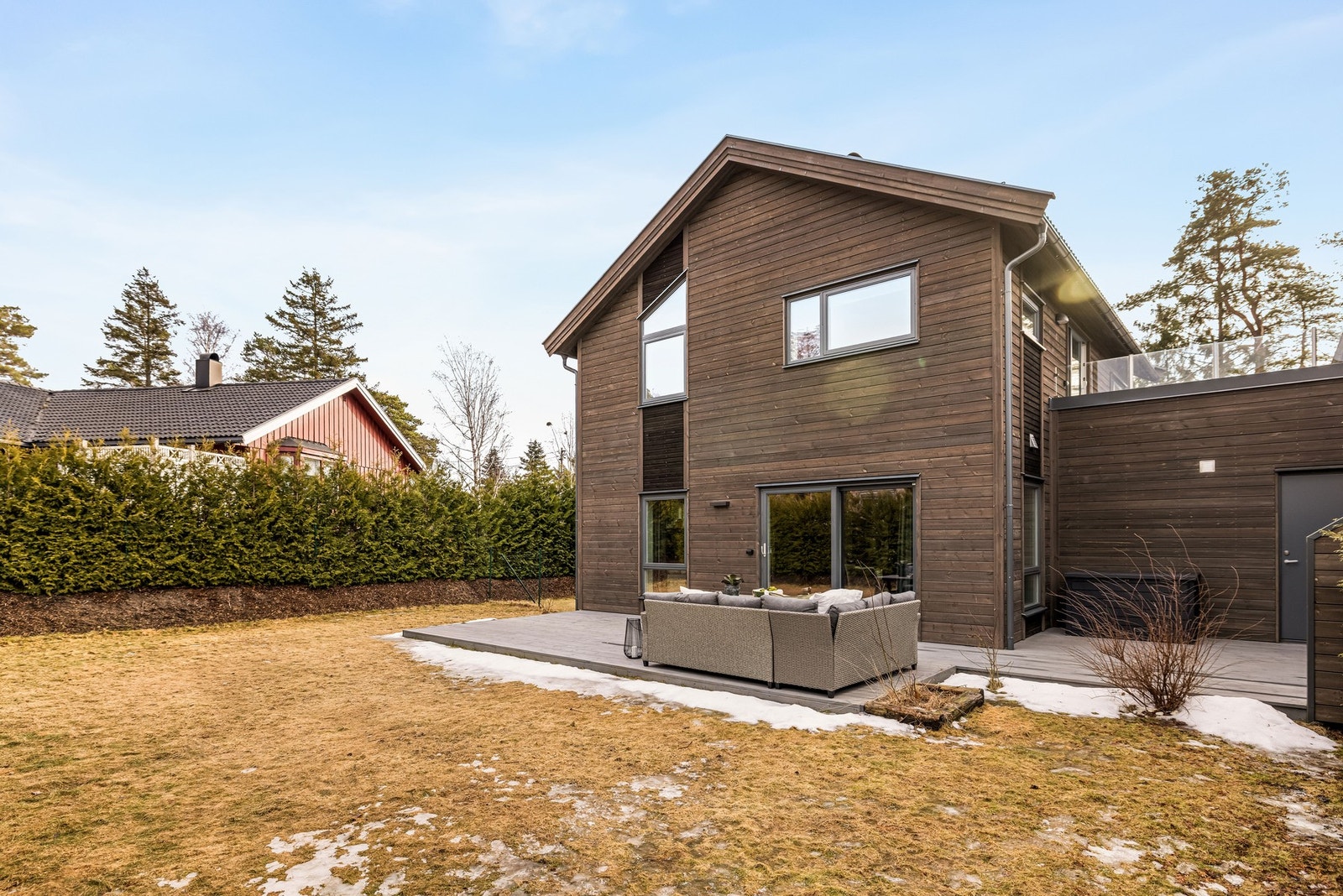 Den flotte og solrike hagen er inngjerdet - Ideelt for barnefamilier. Galleribilde