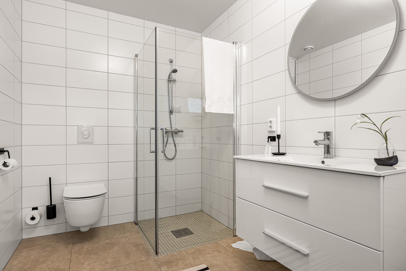 Baderomsinnredning består av dusjnisje, servant med underskap og wc. Galleribilde