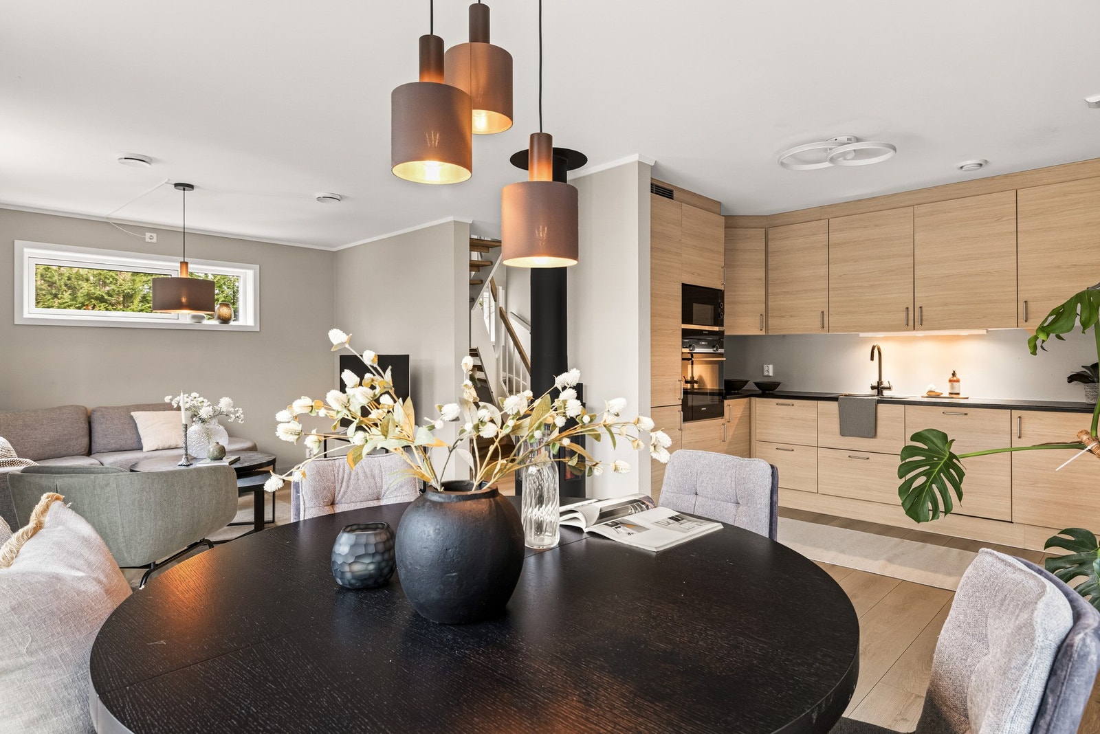 Kjøkkenet er i delvis åpen løsning mot stuen. Galleribilde