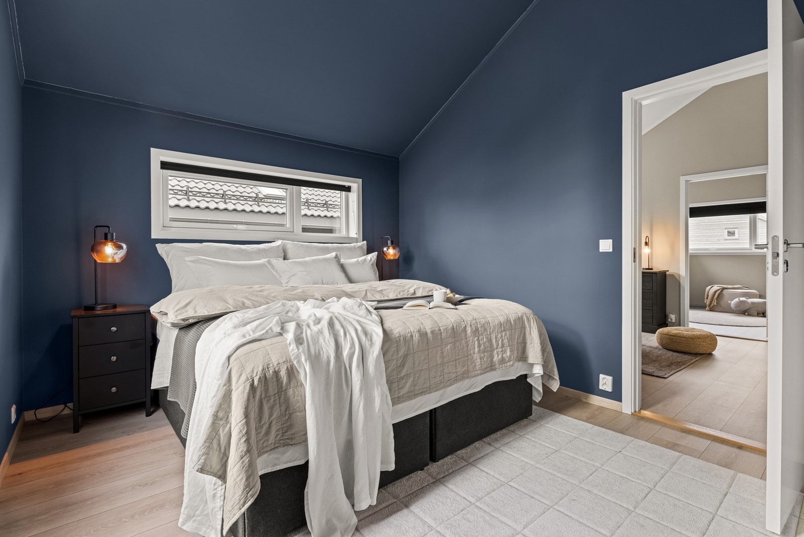 Soverom nr.2 er av god størrelse og har rikelig med plass til dobbeltseng og nattbord. Galleribilde