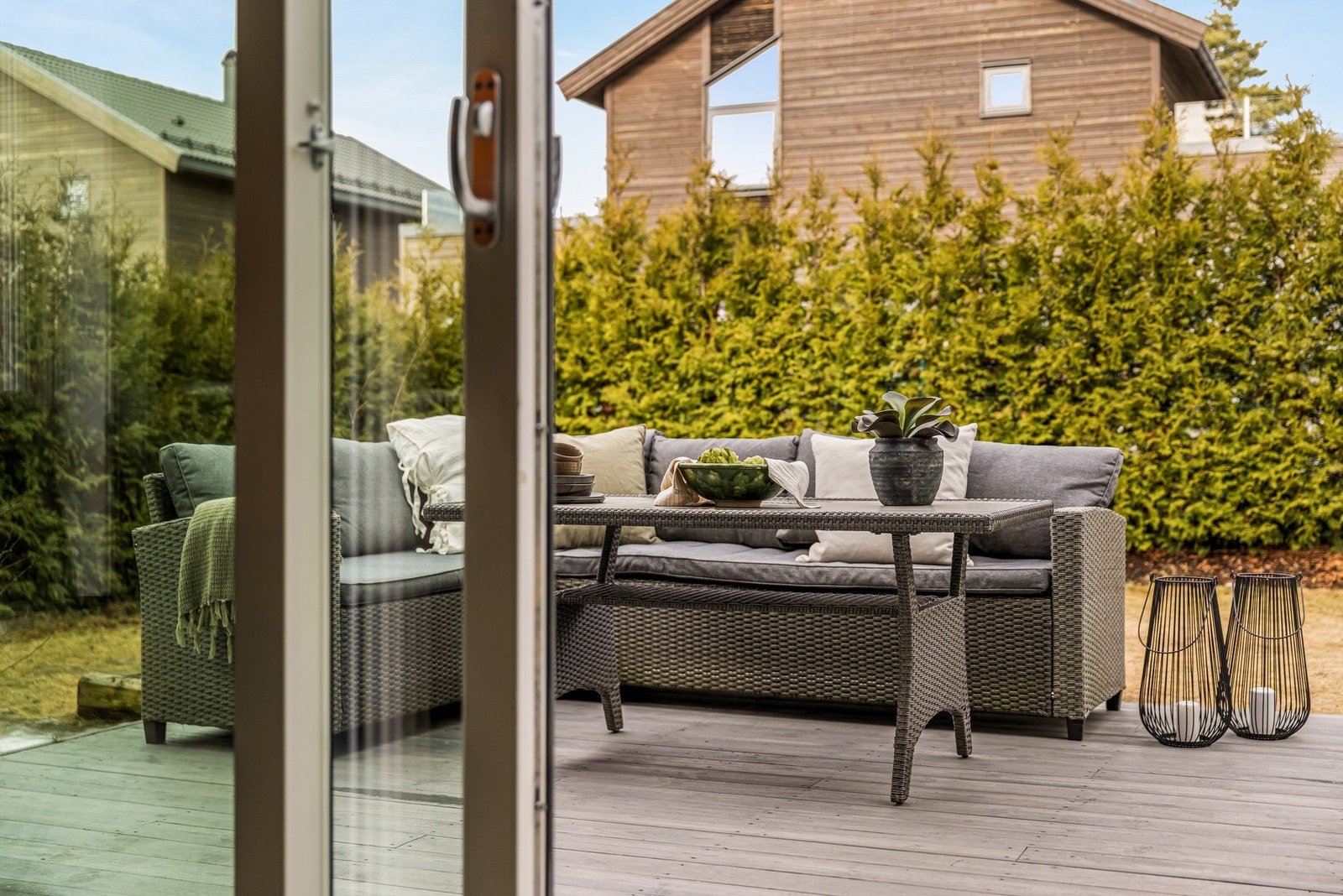 Fra stuen er det utgang til en nydelig og solrik markterrasse på ca. 39 kvm. Galleribilde