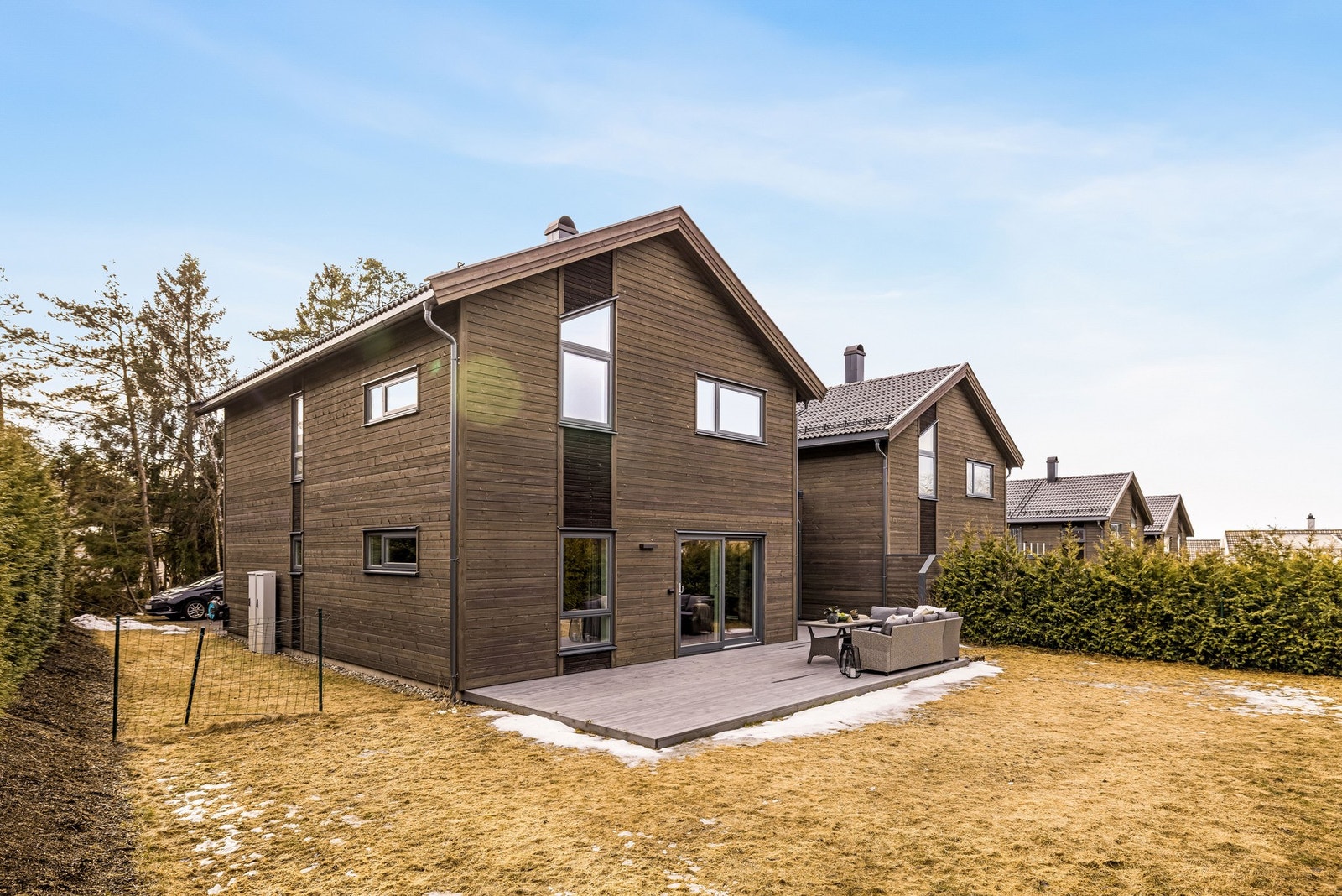 Sameiet har felles tomt, men hver bolig disponerer sine uteområder i forbindelse med sin bolig. Tomten er pent opparbeidet med stor og solrik hage. Galleribilde