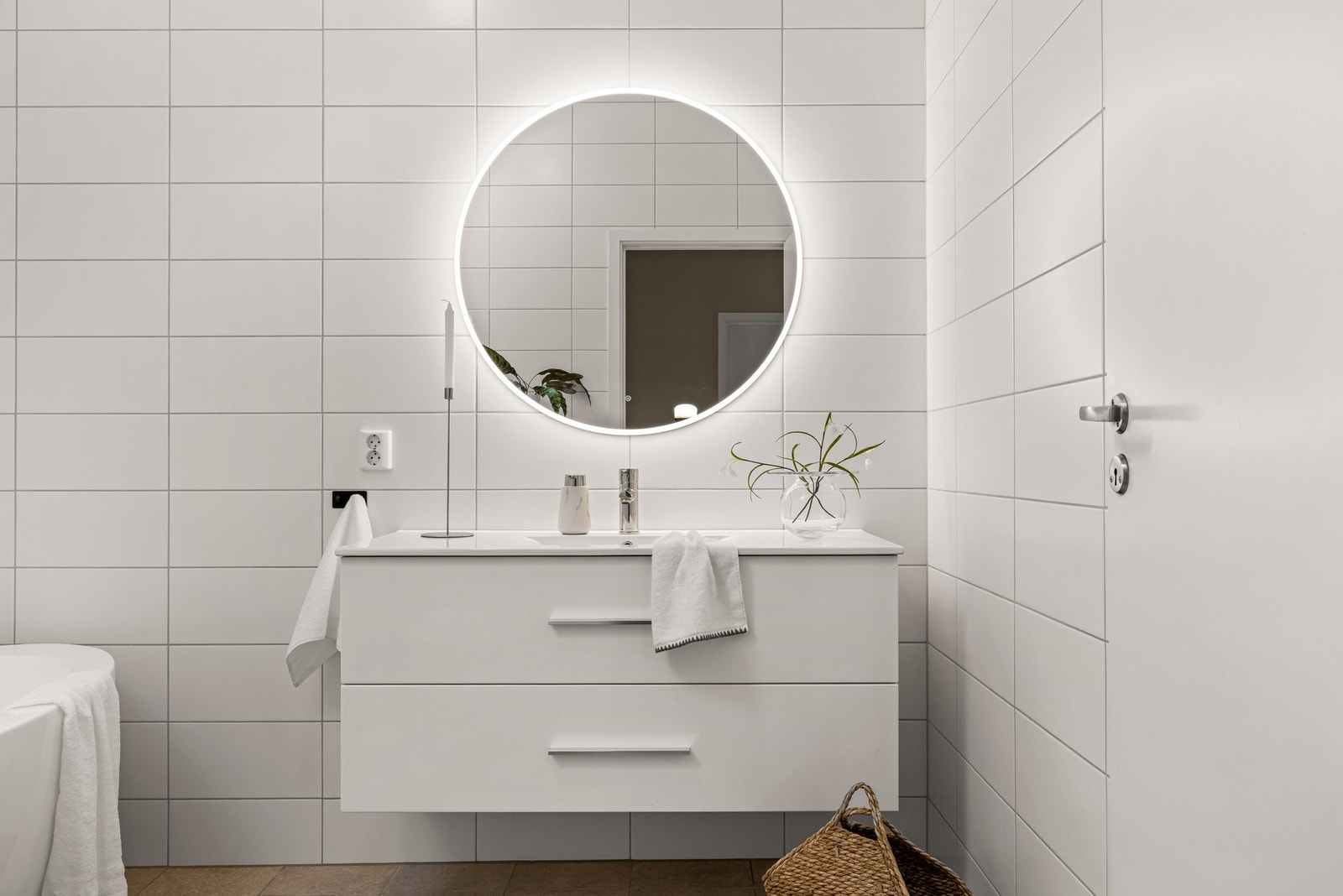 Boligens 2 bad er av god størrelse og er flislagt. Innredningen består av blant annet servant med
underskap og wc. Galleribilde