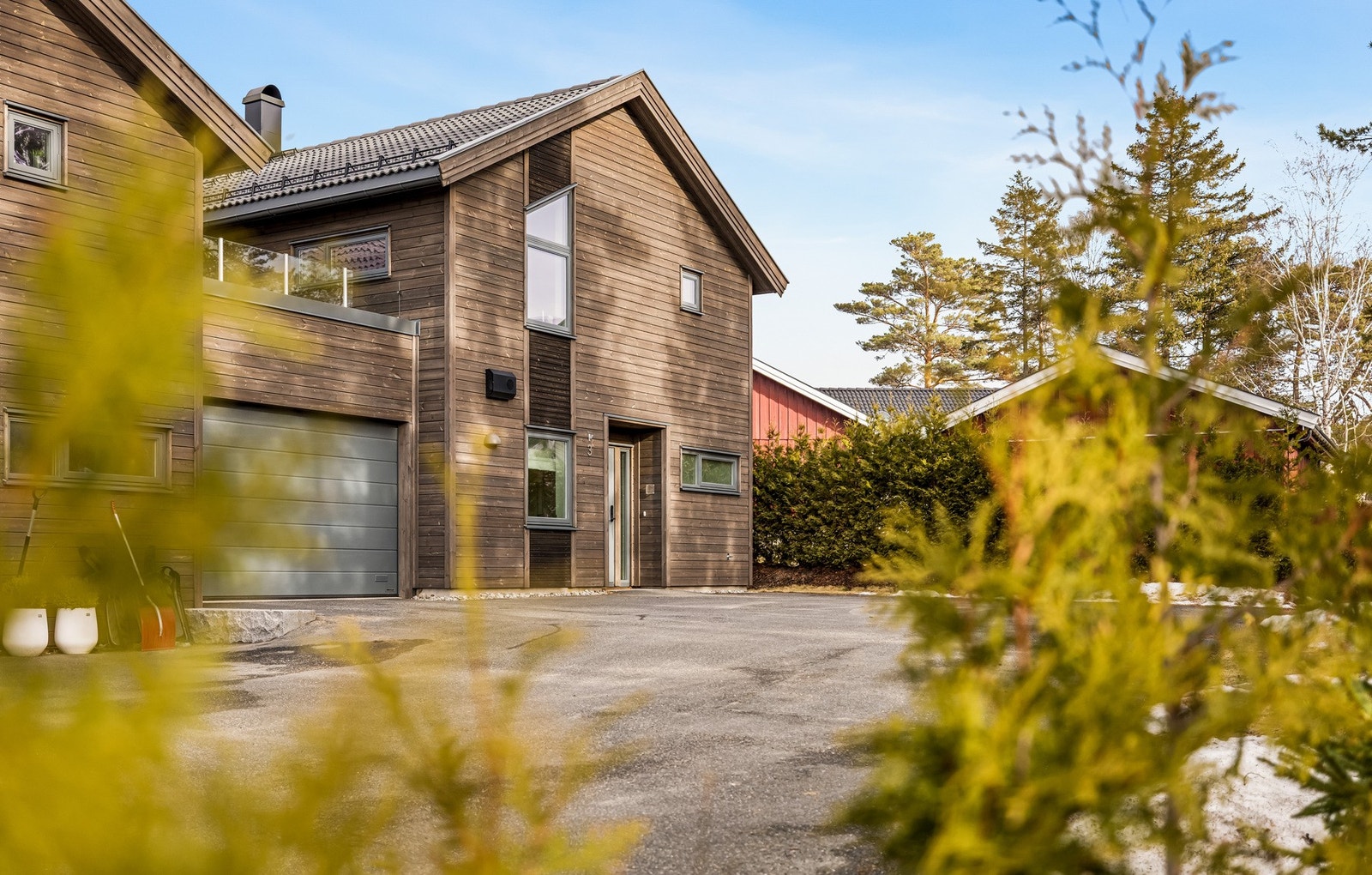 En rålekker enebolig (på enden) over 2-plan med fine uteplasser, garasje og populær beliggenhet. Galleribilde