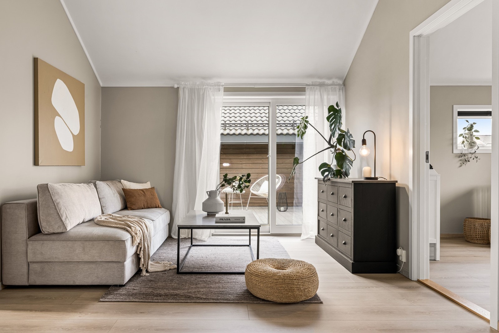 Pen stue som har godt med plass til sofa med tilhørende møblement. Fra stuen er det direkte tilkomst til en solrik balkong på ca. 27 kvm Galleribilde