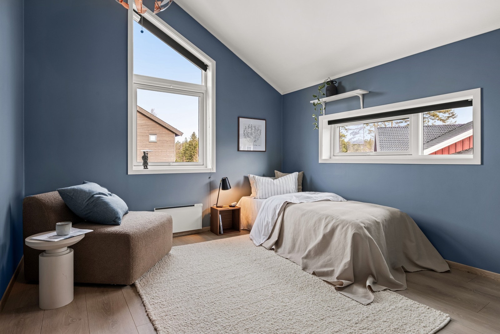 Soverom nr.4 med god plass til seng, nattbord og tilhørende møblement. Galleribilde