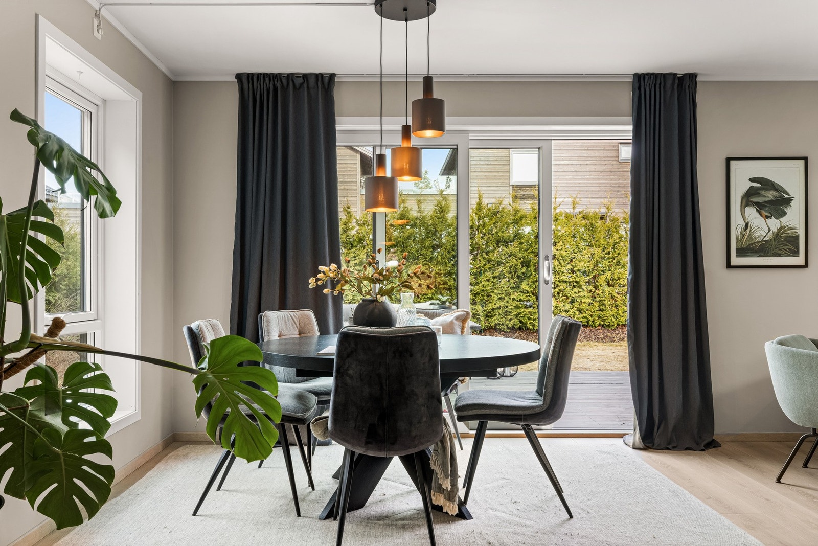 Boligen har en stor og smakfull stue med god romfølelse og fleksible møbleringsmuligheter. Galleribilde