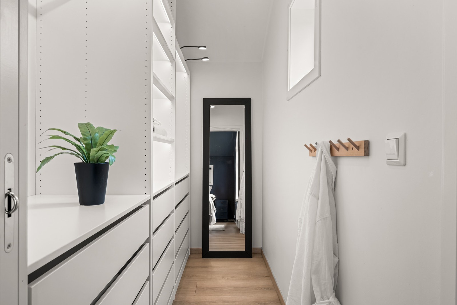 Fra soverommet er det direkte tilkomst til et herlig walk-in closet. Galleribilde