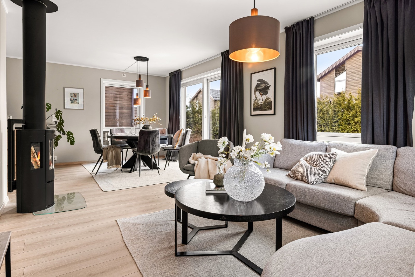 Rålekker og romslig stue med fine farge- og materialvalg. Galleribilde