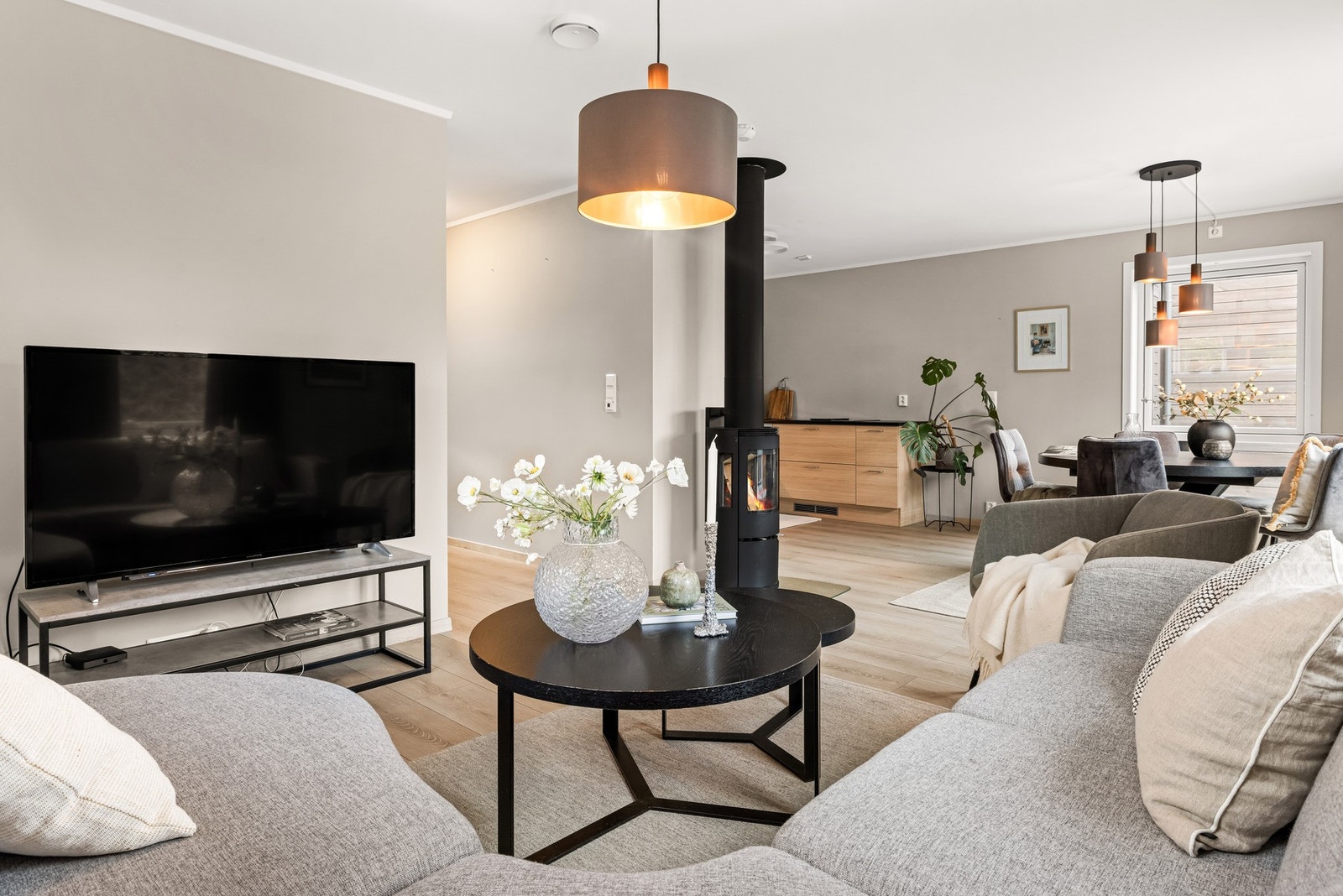 Det er god plass til sofa med tilhørende møblement. Galleribilde