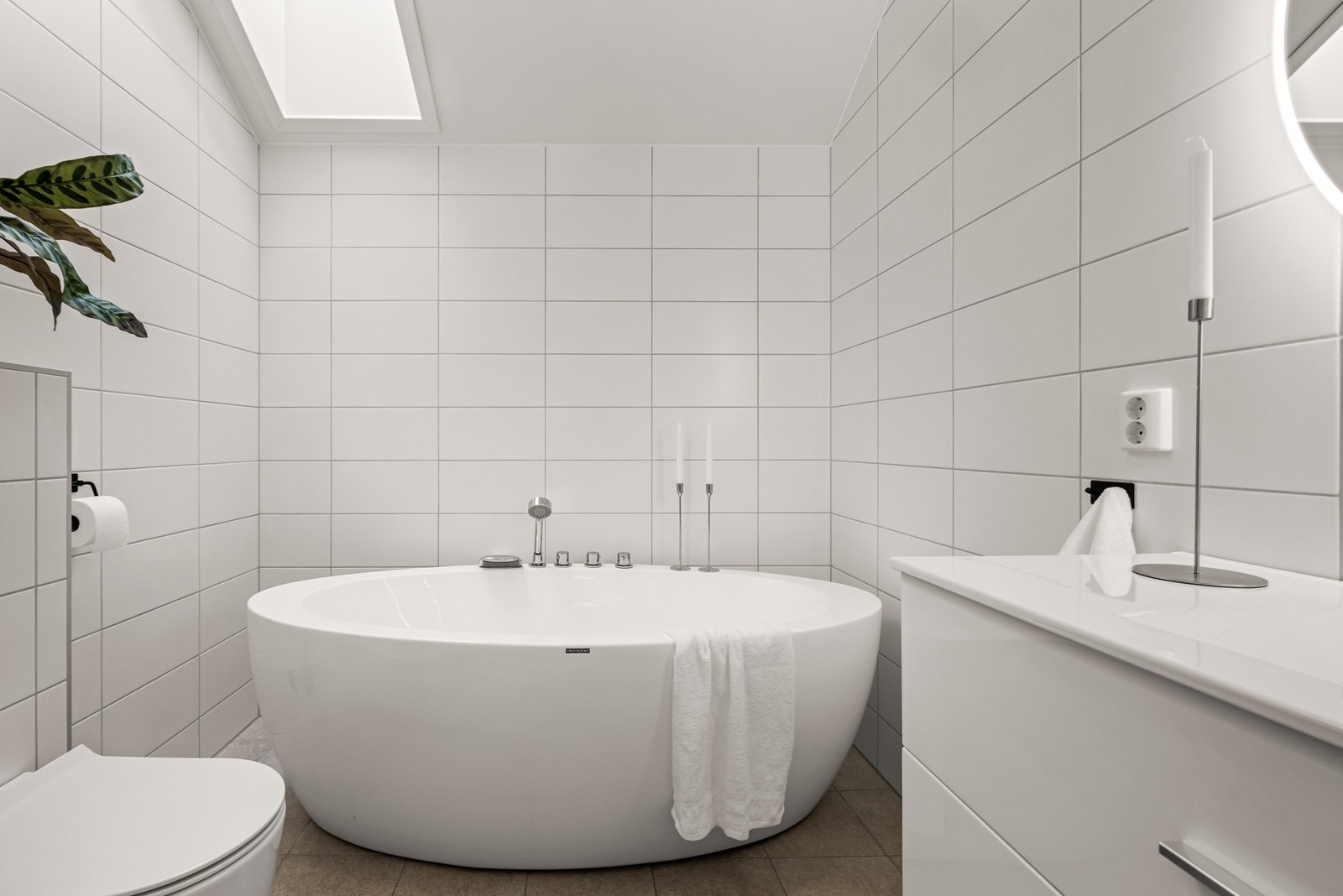 Badet er utstyrt med badekar som gir rom for både komfort og avslapning. Galleribilde