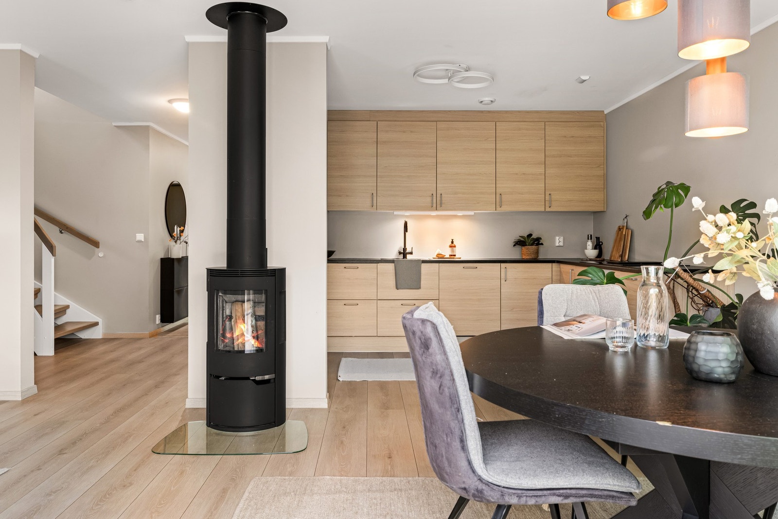 I hjerte av rommet er det en herlig vedovn. Galleribilde