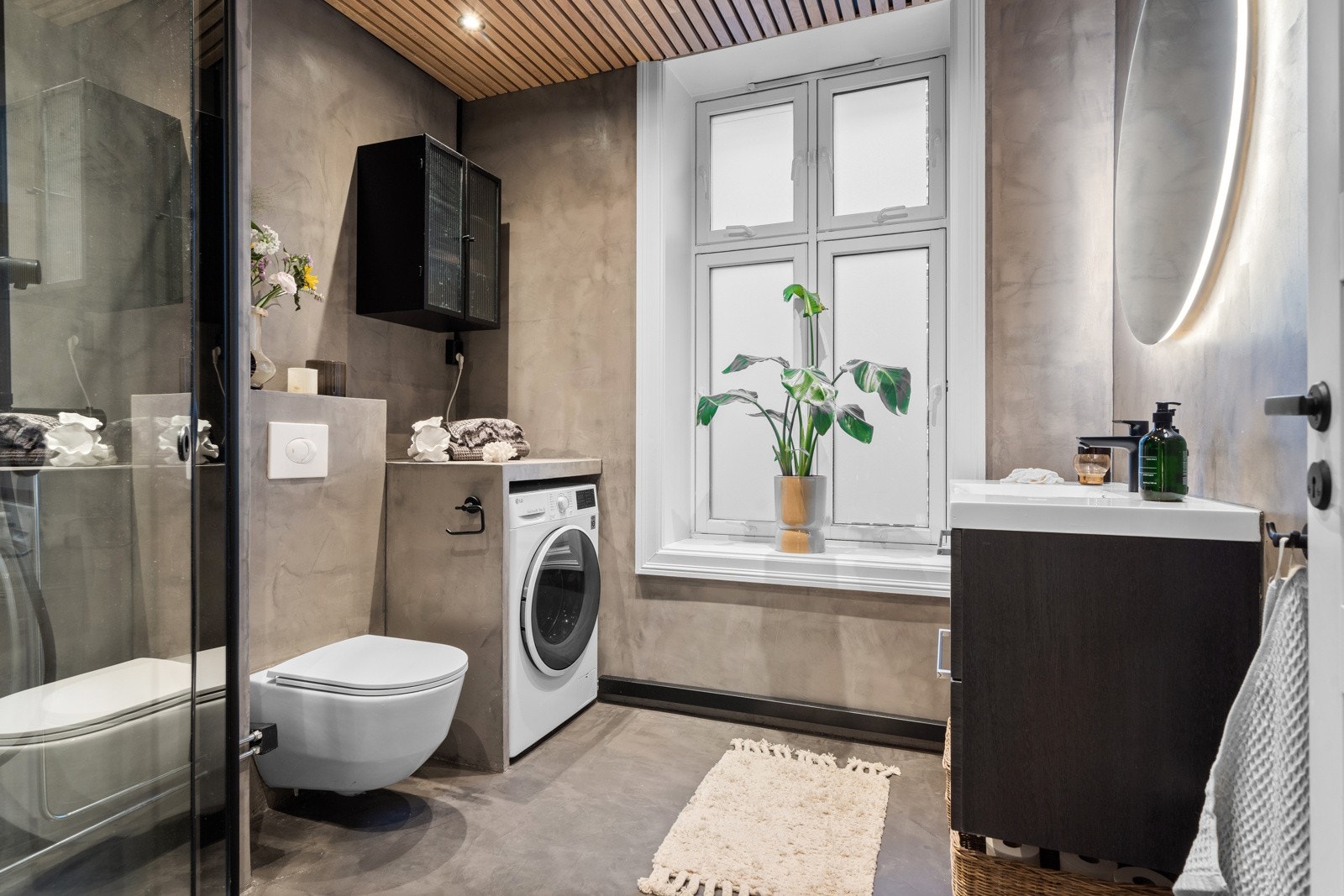 Leiligheten har et moderne og delikat baderom, oppgradert i 2021 med microsement og ny innredning. Galleribilde