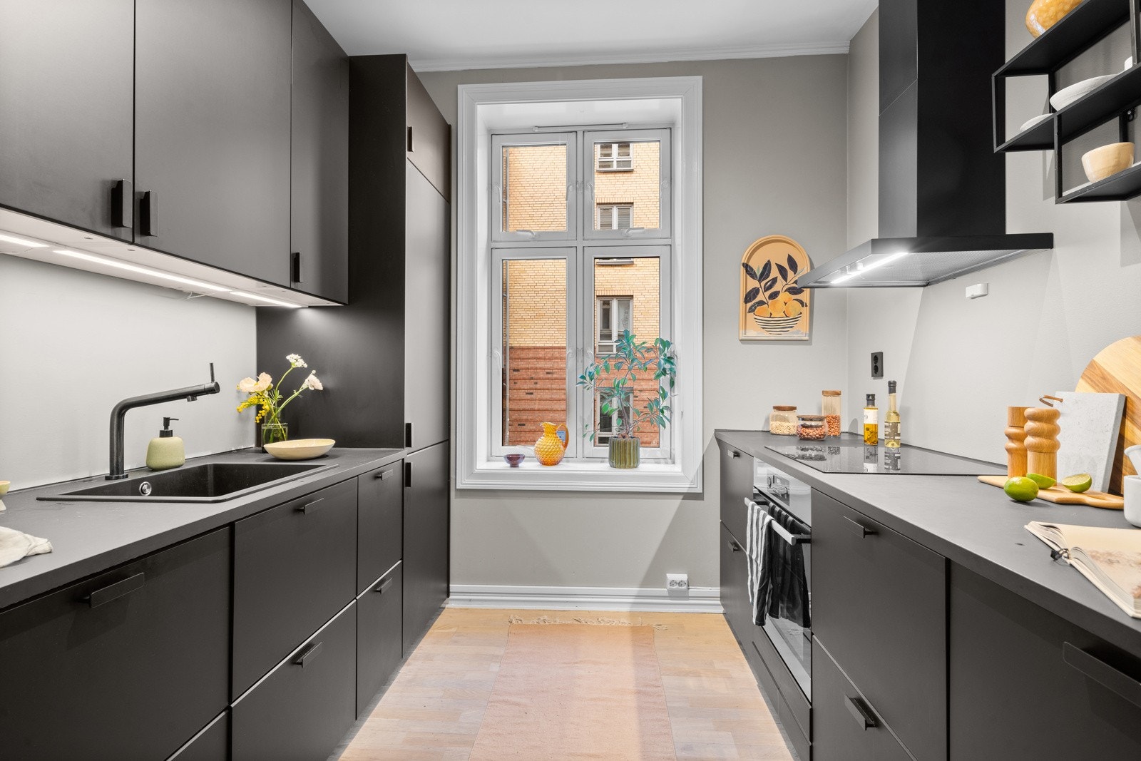 Leiligheten har et stilrent kjøkken fra 2021 med gode løsninger. Galleribilde