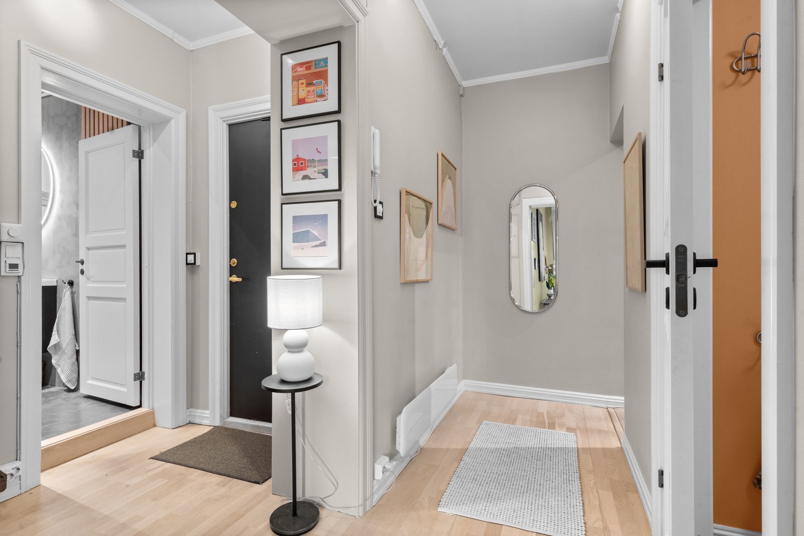 Når du kommer inn i leiligheten blir du møtt av en lys og innbydende entré som gir et godt førsteinntrykk. Galleribilde