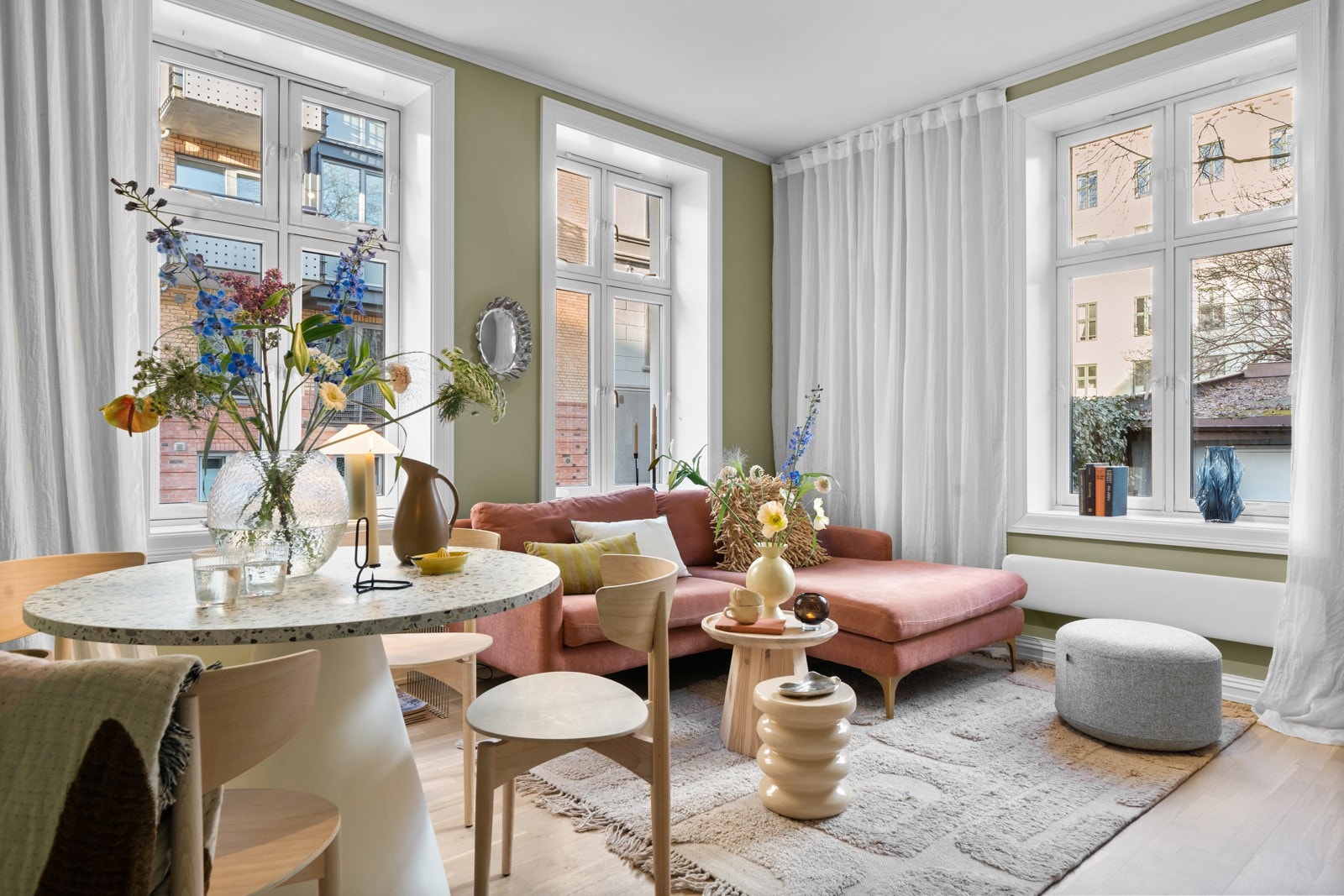 Her kommer du til en stilren 3-roms endeleilighet med tilbaketrukket og sentral beliggenhet mellom Bislett og St. Hanshaugen. Galleribilde