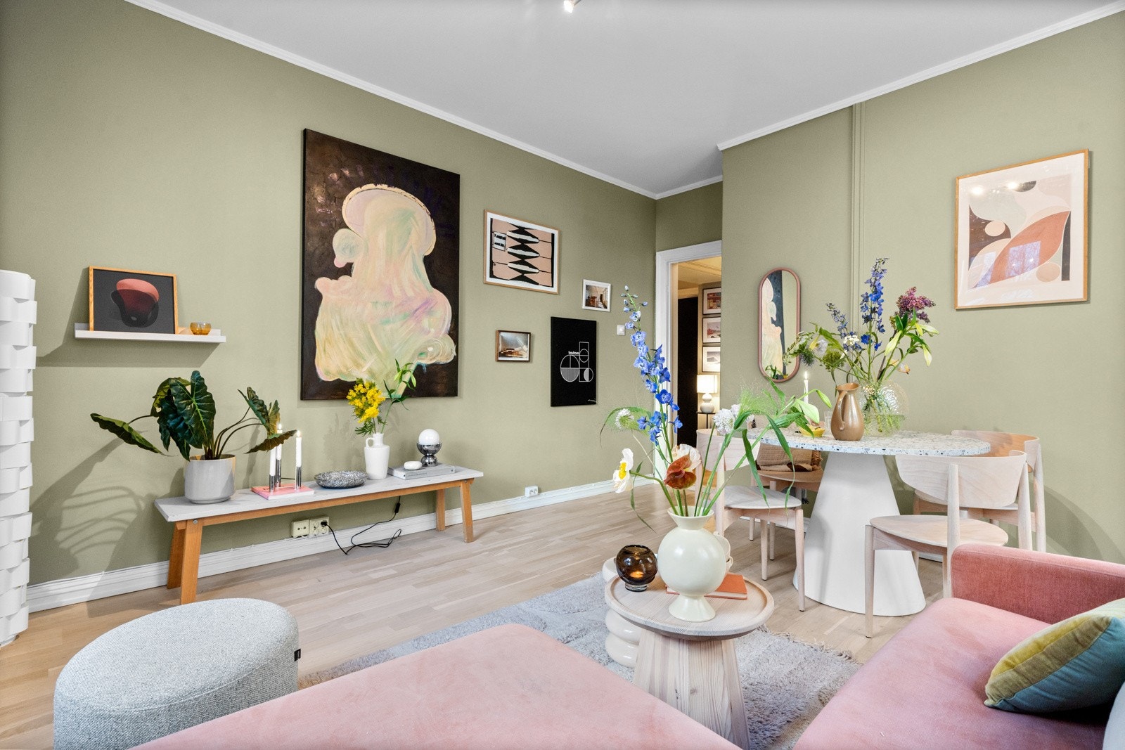 I kombinasjon med god takhøyde på opptil 2,75 m oppleves stuen som lys og luftig. Galleribilde