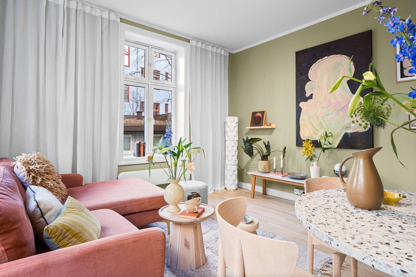 Store vindusflater slipper inn rikelig med naturlig lys, og skaper en god romfølelse. Galleribilde