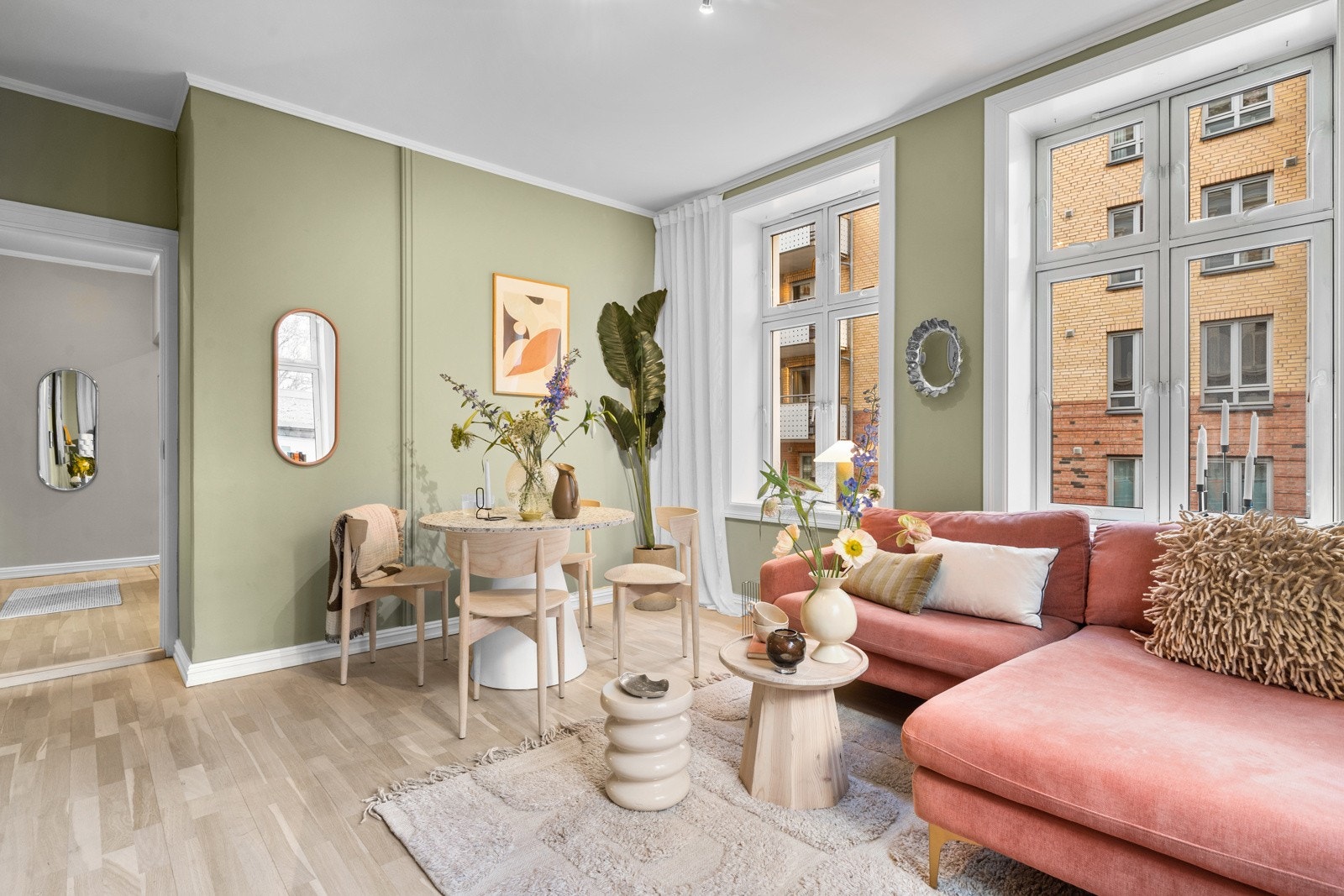 Leiligheten er vel gjennomført med delikate overflater malt i 2021, samt pen 3-stavs parkett som ble slipt i 2021. Galleribilde