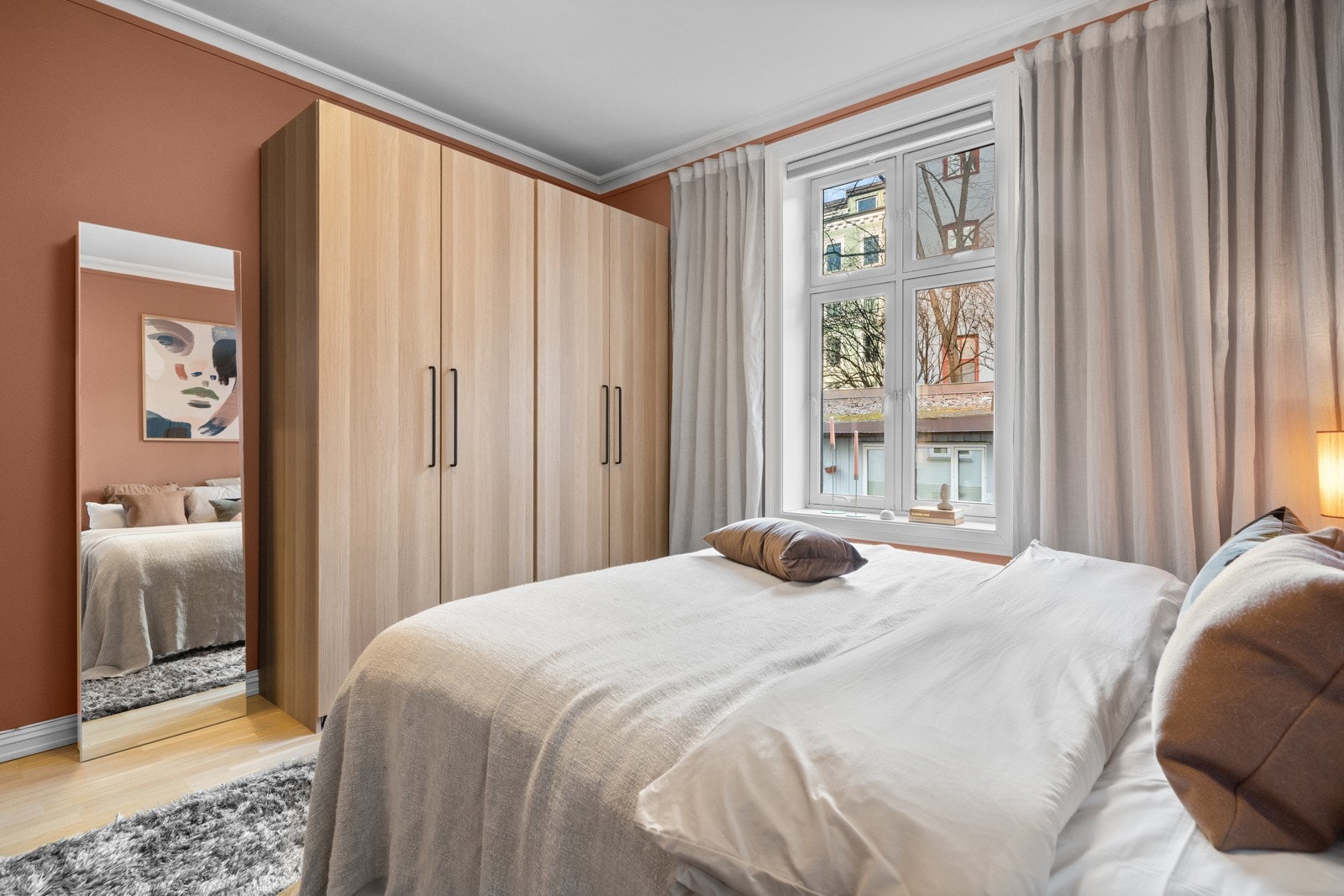 Begge soverommene har god oppbevaringsplass i garderobeskap fra 2024. Galleribilde