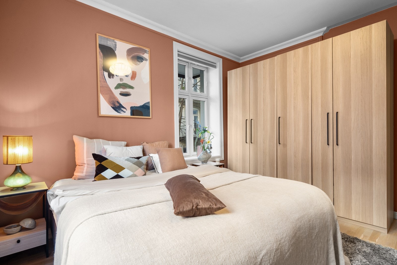 Hovedsoverommet er romslig og har plass til dobbeltseng med nattbord på hver side og annet møblement. Galleribilde