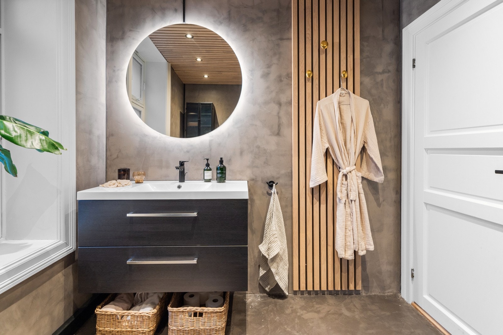 Badet har behagelig varme i gulvet og downlights i himlingen. Galleribilde