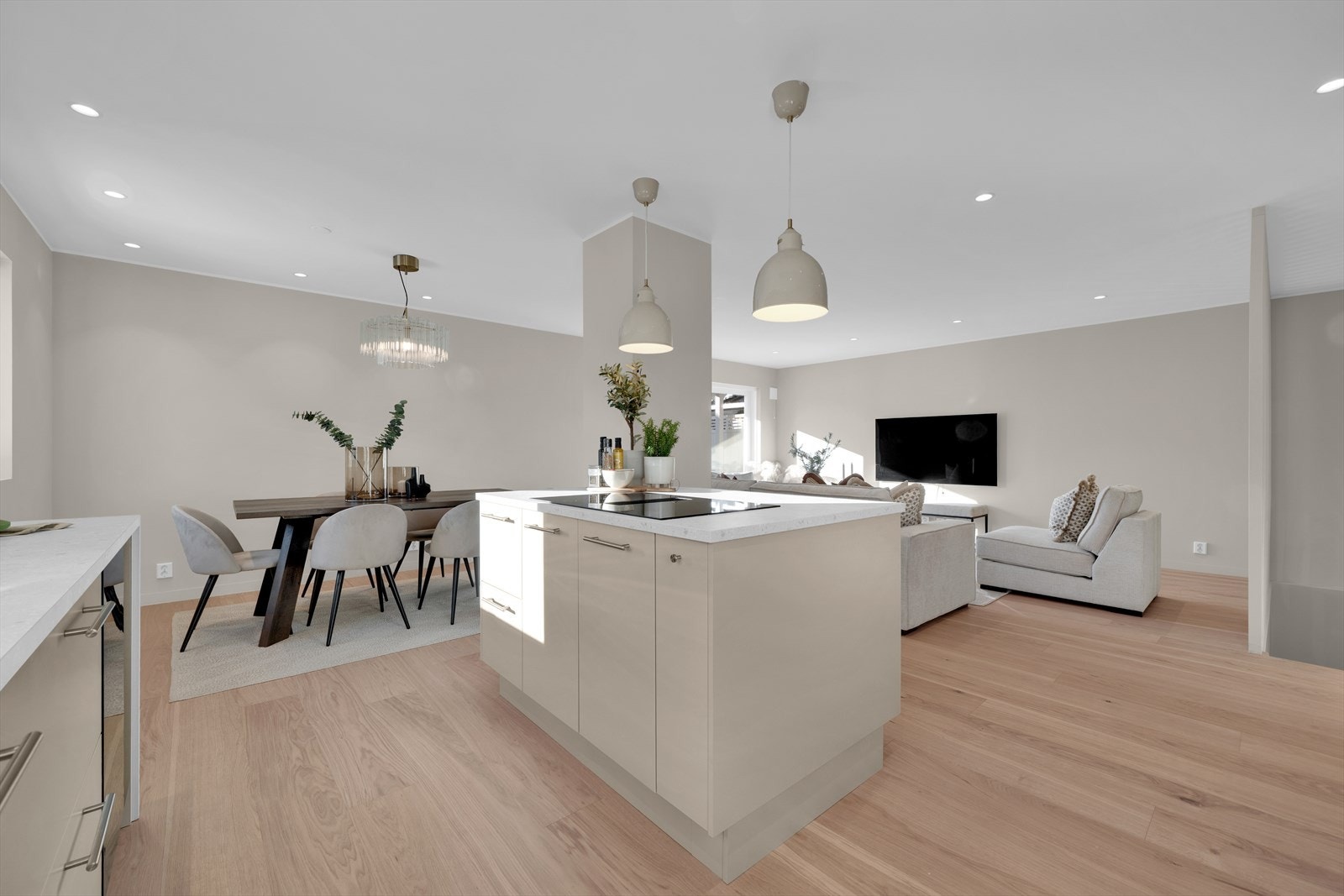Boligens hjerte er det flunkende nye HTH-kjøkkenet, som kombinerer funksjonalitet med et lekkert, tidløst design. Galleribilde