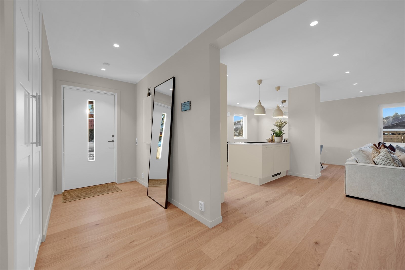 Du ønskes velkommen inn i en lys og innbydende entré som setter standarden for boligens moderne komfort Galleribilde