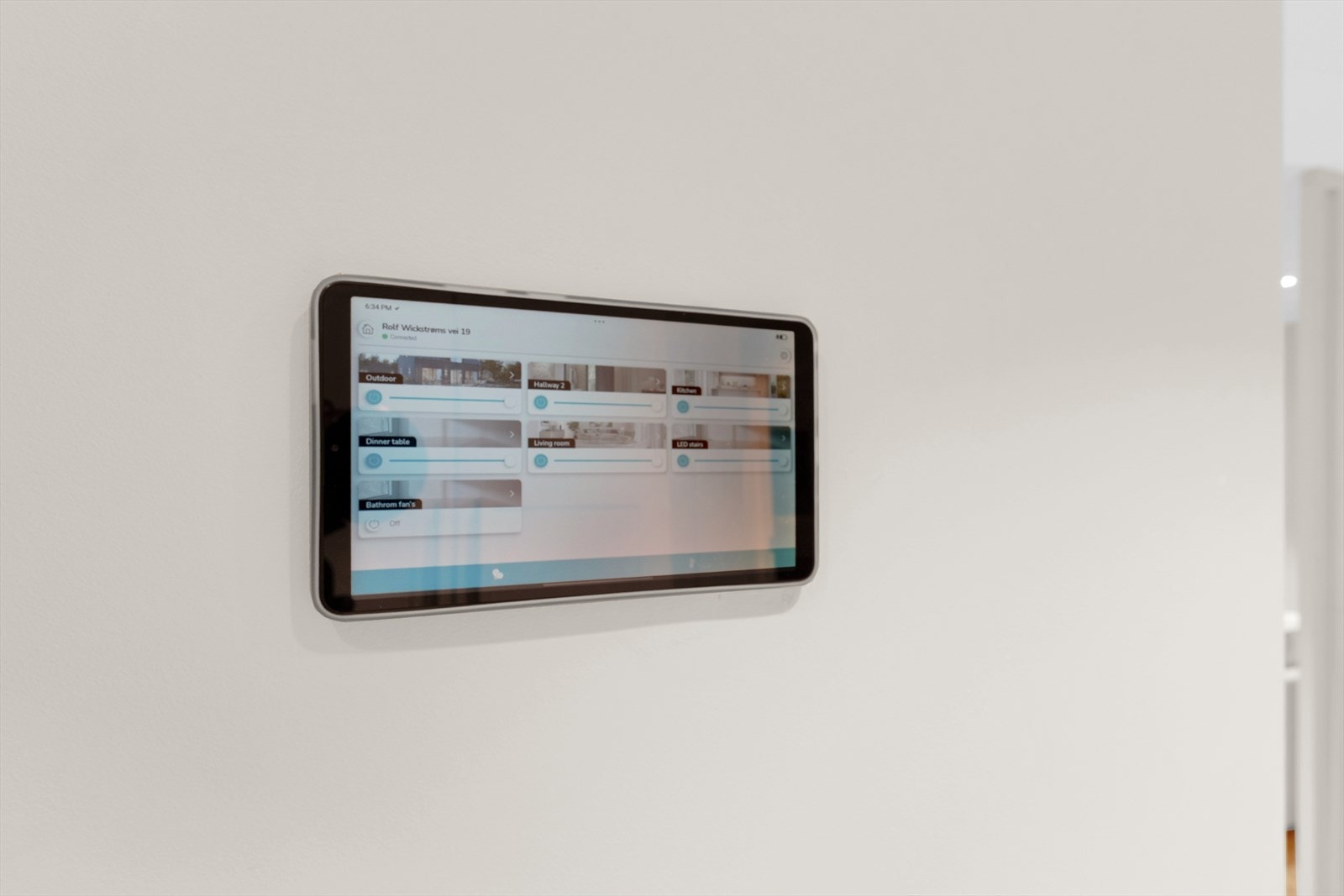 Huset er utstyrt med Plejd smarthussystem som gir enkel og fleksibel styring av belysningen i hele boligen via app eller brytere. Galleribilde