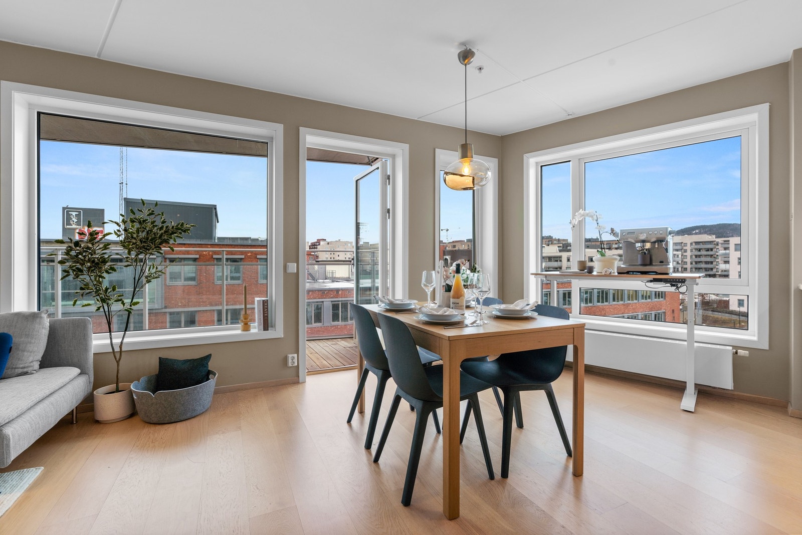 Store vindusflater som gir rikelig med lys og en luftig romfølelse. Galleribilde
