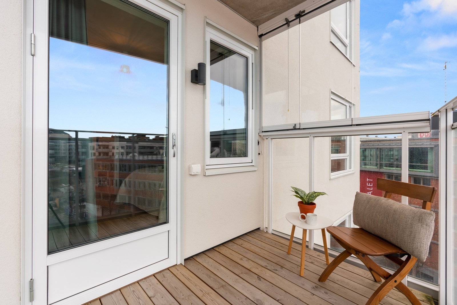 Balkong på ca. 4,5 kvm med plass til et koselig kafesett - perfekt for morgenkaffen! Galleribilde