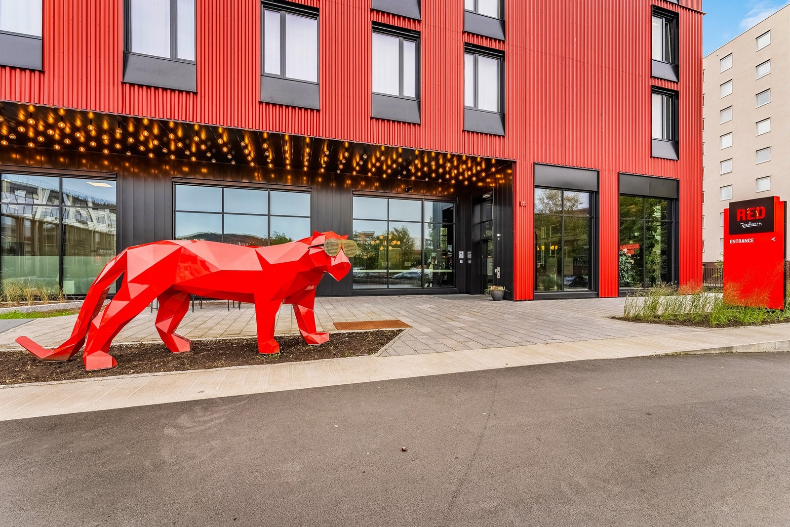 Radisson RED ligger et steinkast unna, med en flott takterrasse hvor du kan nyte utsikten over byen. Galleribilde