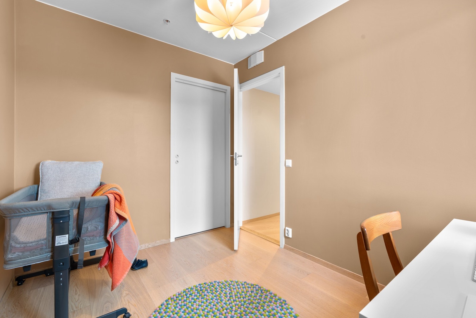 Soverommet har en praktisk innvendig bod/walk-in-closet med gode lagringsmuligheter. Galleribilde