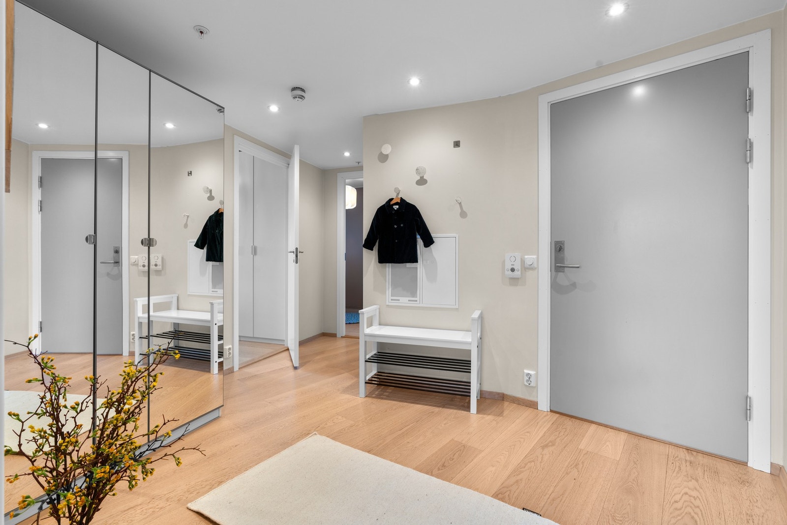 Lys og innbydende entré med god plass til yttertøy, sko og praktiske oppbevaringsløsninger. Galleribilde