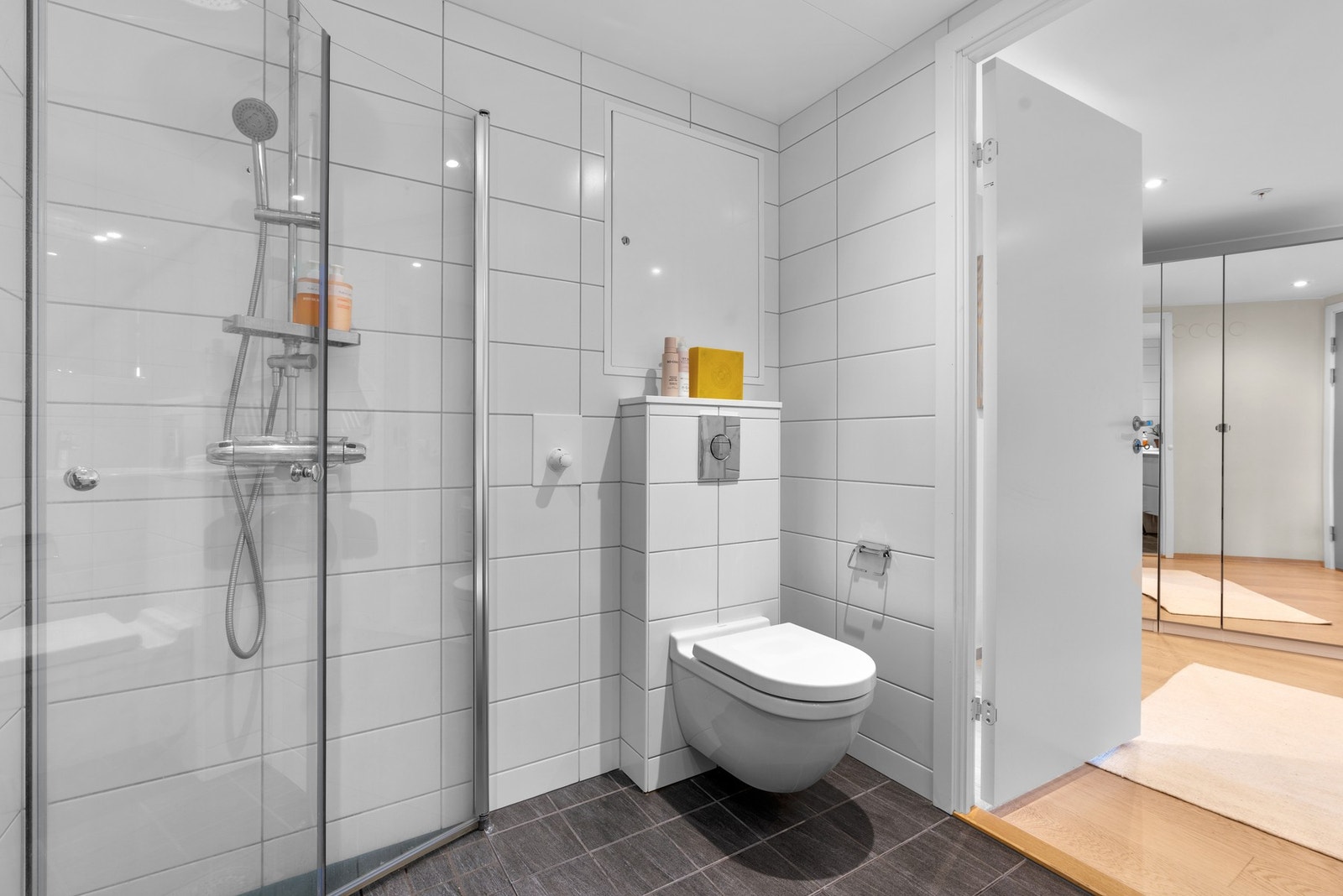Badet har vannbåren gulvvarme som gir en varm og behagelig følelse. Galleribilde