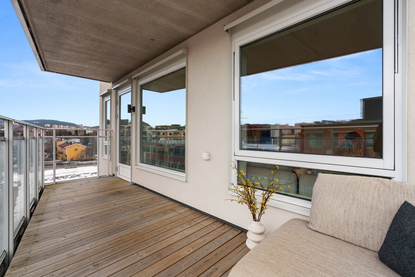 Balkongen har rekkverk i aluminium og glass, strømuttak og utendørsbelysning. Galleribilde