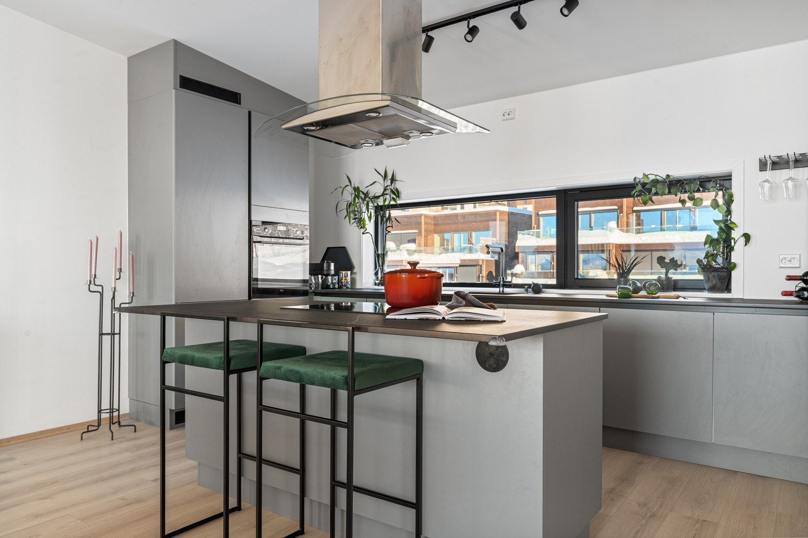 Lekkert kjøkken fra HTH med øy, fullintegrerte hvitevarer og rikelig med benkeplass.