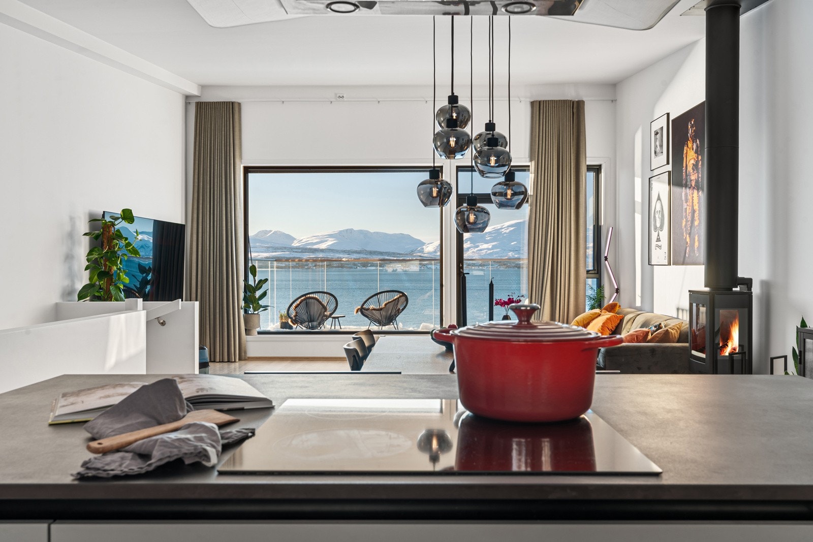 Her kan du lage middag mens gjestene nyter noe godt i glasset og utsikten.