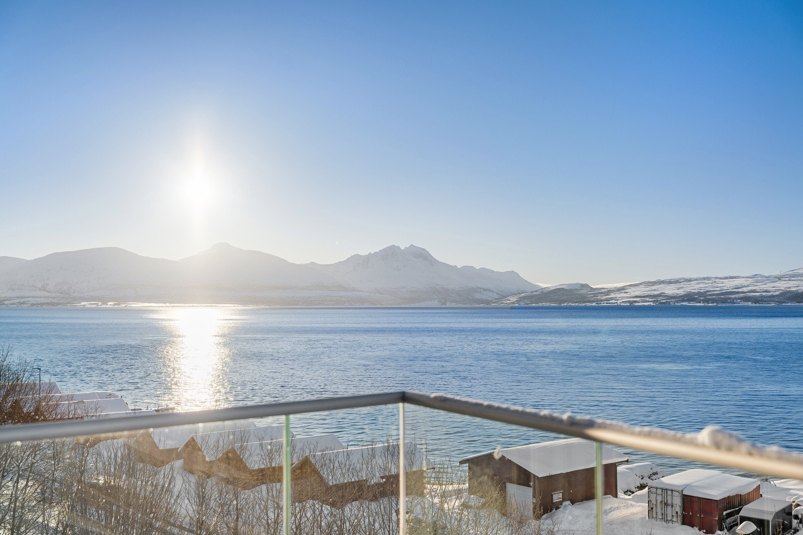 Uhindret panoramautsikt over hele innseilingen i Tromsø og omkringliggende fjell og øyer.